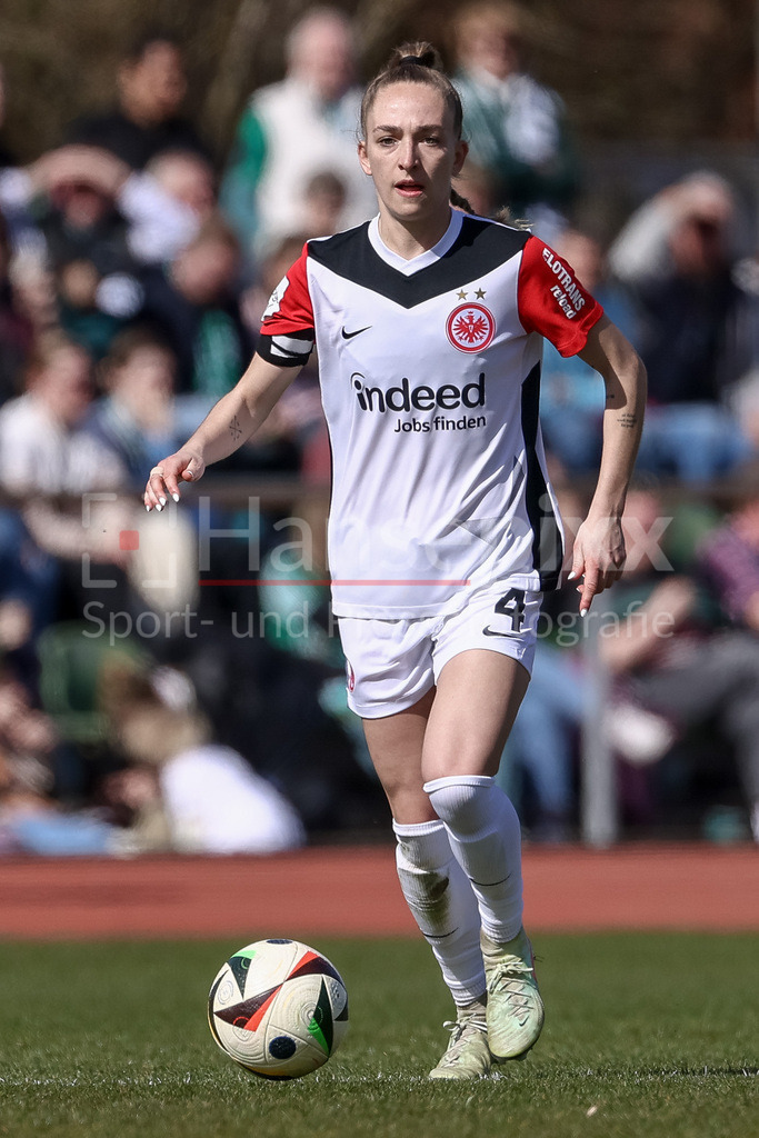 Fussball, Google Pixel Frauen-Bundesliga, SV Werder Bremen - Eintracht Frankfurt | v.li.: Sophia Kleinherne (Eintracht Frankfurt, 4) am Ball, Freisteller, Einzelbild, Ganzkörper, Aktion, Action, Spielszene, DIE DFB-RICHTLINIEN UNTERSAGEN JEGLICHE NUTZUNG VON FOTOS ALS SEQUENZBILDER UND/ODER VIDEOÄHNLICHE FOTOSTRECKEN. DFB REGULATIONS PROHIBIT ANY USE OF PHOTOGRAPHS AS IMAGE SEQUENCES AND/OR QUASI-VIDEO.