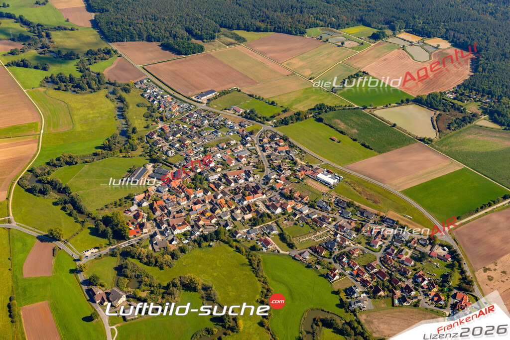 Klassische Luftaufnahme ohne Drohne zeigt:Willersdorf bei Hallerndorf - Die Luftbildaufnahme wurde 2025 vom UL-Flugzeug heraus erstellt ( keine Drohne ) - Hochauflösende Luftaufnahme -Nicht vergleichbar mit Google Maps oder Satelittenbilder- Die Geschenkidee !Mit Lizenz und Bildrechte bestellbar