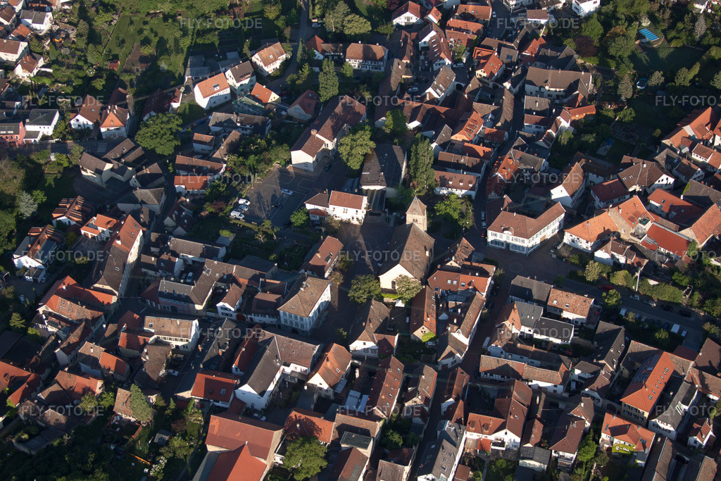 Luftbild: St. Laurentius im Ortsteil Gimmeldingen in Neustadt im Bundesland Rheinland-Pfalz in Deutschland.Foto: IMG_64651.jpg vom 04.05.2014 durch Werner Riehm/FLY-FOTO.deAuflösung des Originals: 4752 x 3168 px