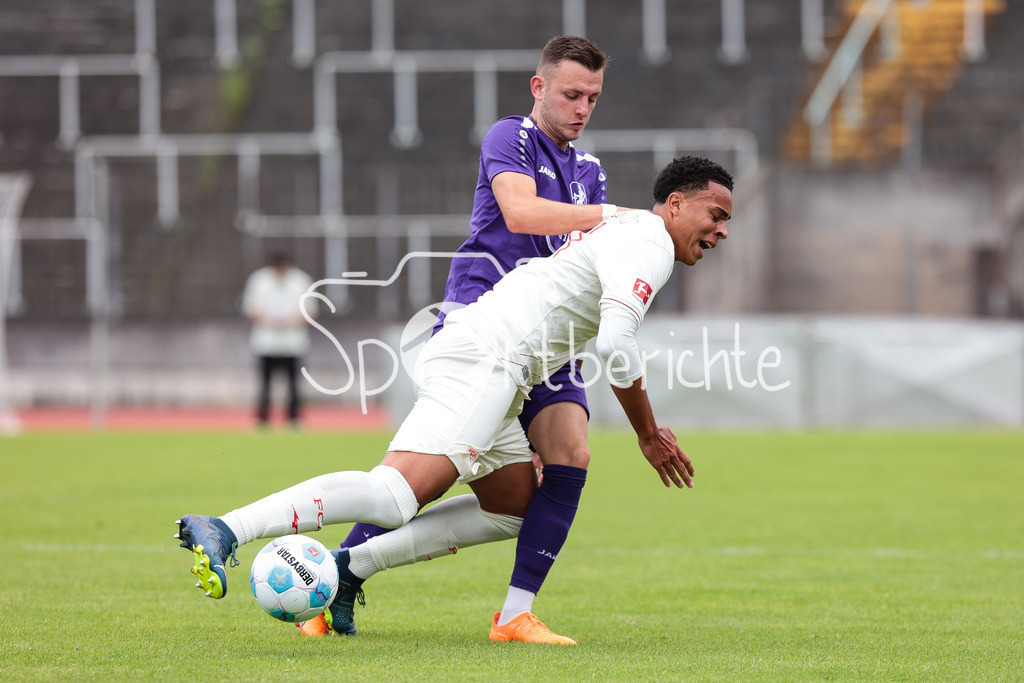 FC Augsburg - TSV Schwaben Augsburg | im Duell Noahkai BANKS (FCA #40) und Lukas RAMSER (TSV #10) / Zweikampf