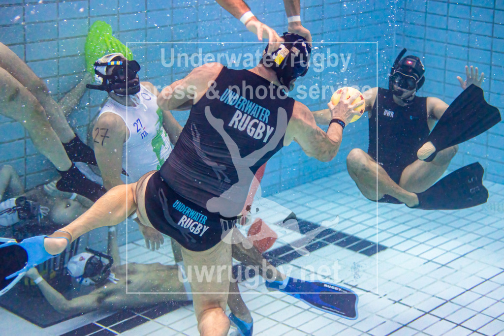 24. - 26.11.2023: Unterwasser-Rugby Champions Cup 2023  | Herren-Spiel: USZ Zürich (Schwiez) in blau gegen Firenze Rugby Sub (Italien) in weiß. - Realisiert mit Pictrs.com