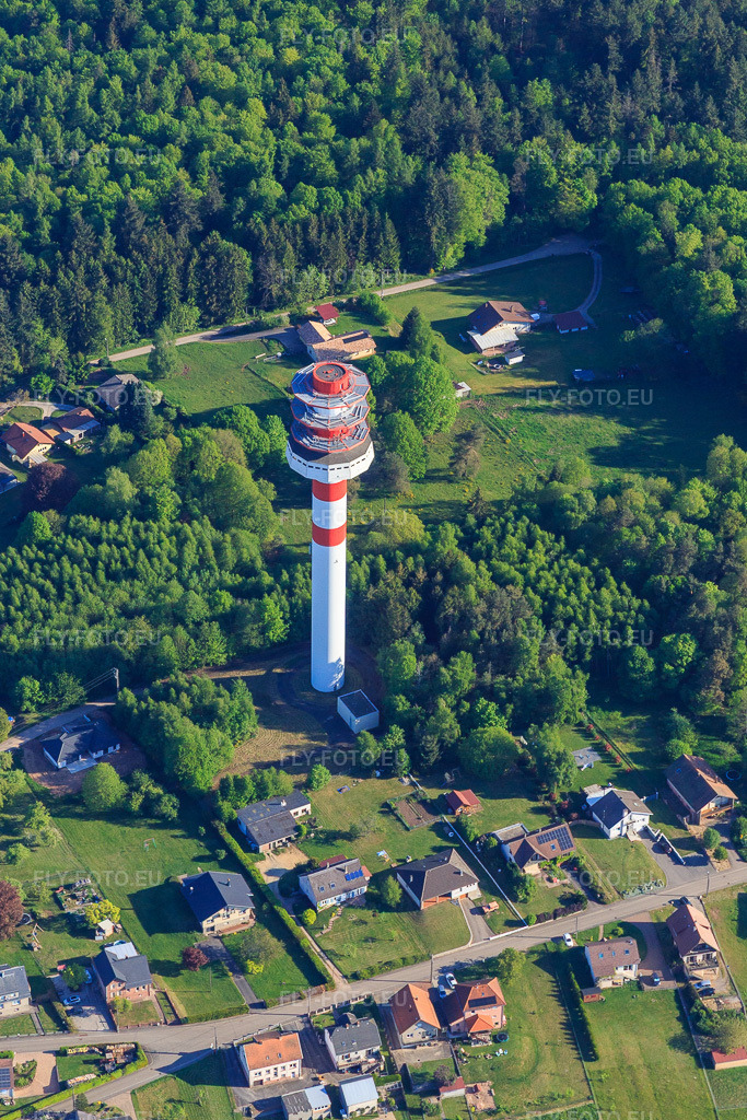 Vue aérienne: Tour de transmission Tour Hertzienne de Goetzenbruck dans les Vosges du Nord depuis l'ouest à Goetzenbruck dans le département Moselle, France. Photo: IMG_146053.jpg prise le 01/05/2025 par Werner Riehm/FLY-FOTO.eu – Résolution de l'original: 2832 x 4247 px
