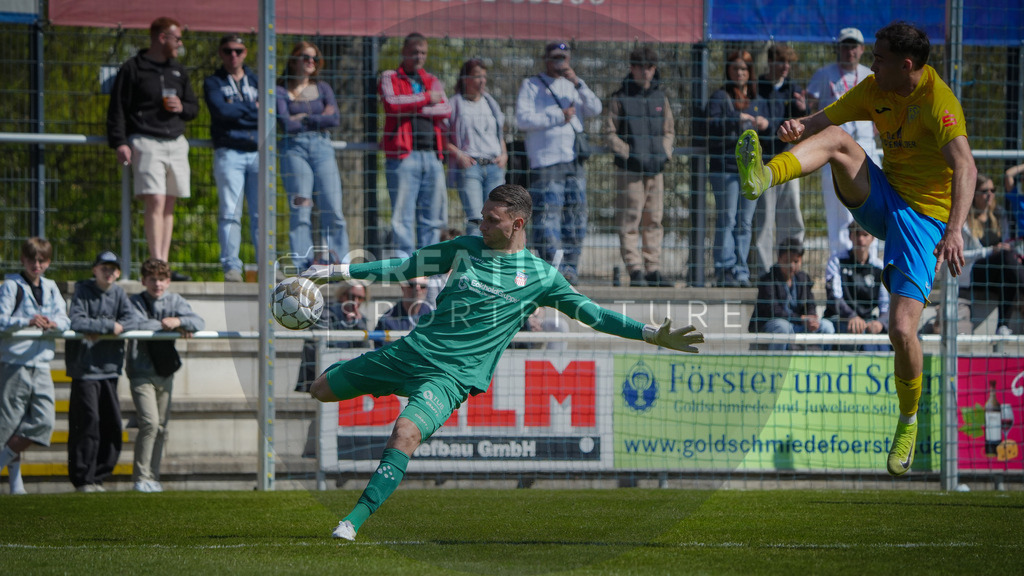FFußball, Herren, Saison 2025/2026, Regionalliga Nordost, 31. Spieltag, FSV 63 Luckenwalde vs. FSV Zwickau, Sonntag 26.04.2026, Werner-Seelenbinder-Stadion Luckenwalde | Fußball, Herren, Saison 2025/2026, Regionalliga Nordost, 31. Spieltag, FSV 63 Luckenwalde vs. FSV Zwickau, Sonntag 26.04.2026, Werner-Seelenbinder-Stadion Luckenwalde, Im Bild: Lucas Hiemann (l. zwickau) und Simon Gollnack (r. Luckenwalde) - Realisiert mit Pictrs.com