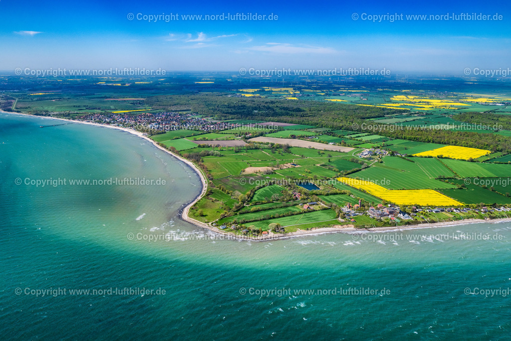 Dahmeshöved_ELS_5478010524 | DAHME 01.05.2024 Küsten- Landschaft am Sandstrand der Ostsee in Dahmeshöved mit dem Leuchtturm im Bundesland Schleswig-Holstein. // Coastal landscape on the sandy beach of the Baltic Sea in Dahmeshoeved with the lighthouse in the state of Schleswig-Holstein. Foto: Martin Elsen