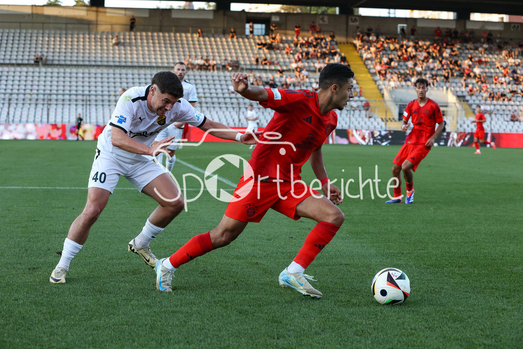 FC Bayern Amateure - DjK Vilzing | Im Duell Martin TIEFNBRUNNER (DJK Vilzing #40) und Davide DELL´ERBA (FC Bayern München II #3) / Zweikampf / Regionalliga Bayern: FC Bayern München II - DjK Vilzing, Grünwalder Stadion am 30.08.2024