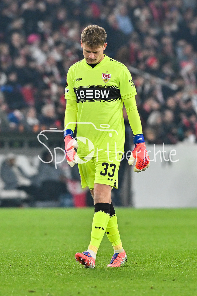 VfB Stuttgart - Feyenoord Rotterdam | STUTTGART, DEUTSCHLAND - 6. NOVEMBER: Alexander NUEBEL (VfB Stuttgart 33) mit hängendem Kopf, enttäuscht, traurig Einzelfoto / Freisteller beim Ligaspiel zwischen dem VfB Stuttgart und Feyenoord Rotterdam am 4. Spieltag der Europa League in der MHP-Arena am 06.11.2025
