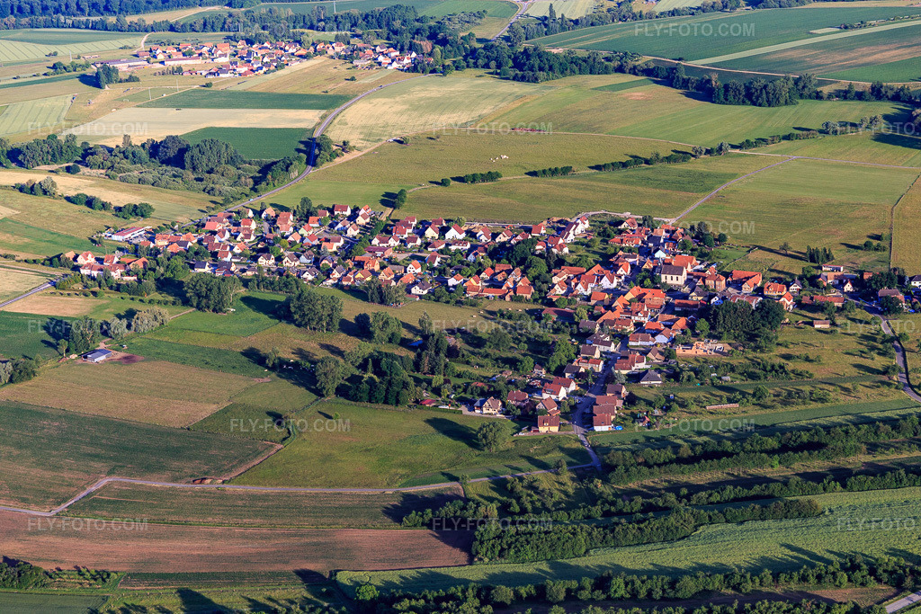 Aerial view: View of the town from the north in Hegeney in the state Bas-Rhin, France. – Photo: IMG_100809.jpg taken on 06/08/2017 by Werner Riehm/FLY-FOTO.com – Resolution of the original: 5472 x 3648 px