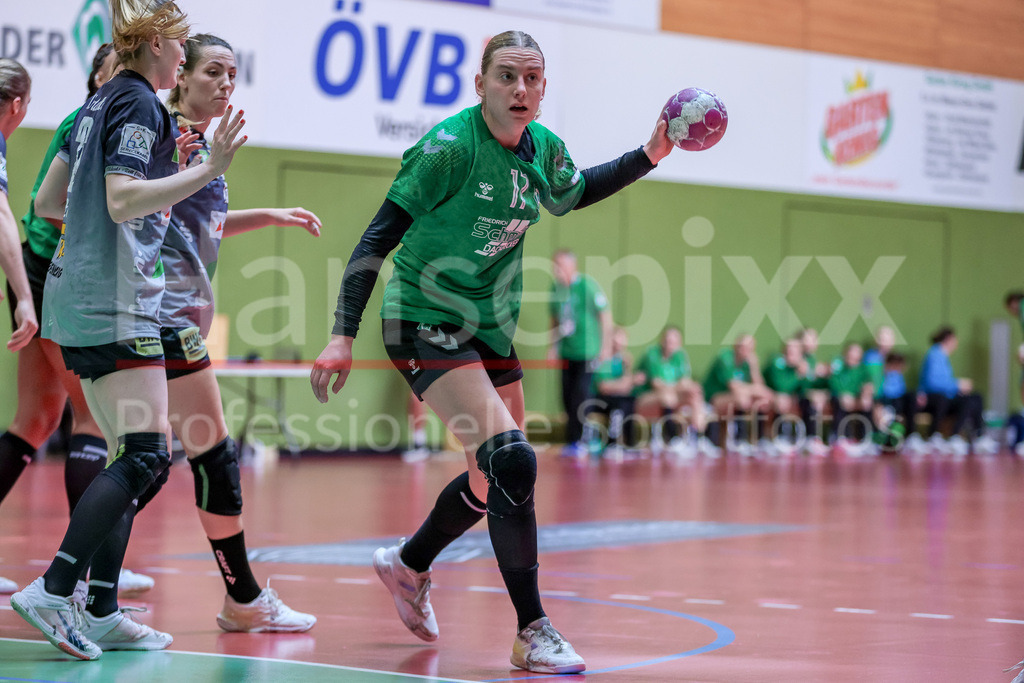 Handball, 2. Bundesliga Frauen, SV Werder Bremen - SV Union Halle-Neustadt | Meike Becker (SV Werder Bremen, 17) am Ball, Spielszene, Aktion, Action