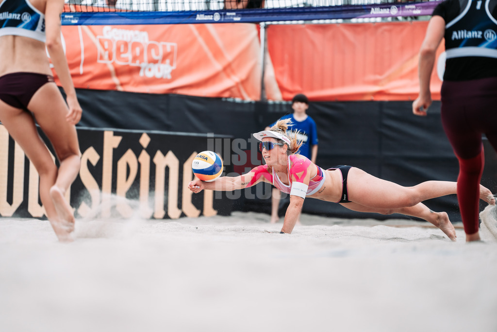 Beachvolleyball | Frauen | Allianz German Beach Tour 2024 | Tourstop Kühlungsborn 2 | 16.08.2024 | Sandra Ferger springt zum Ball