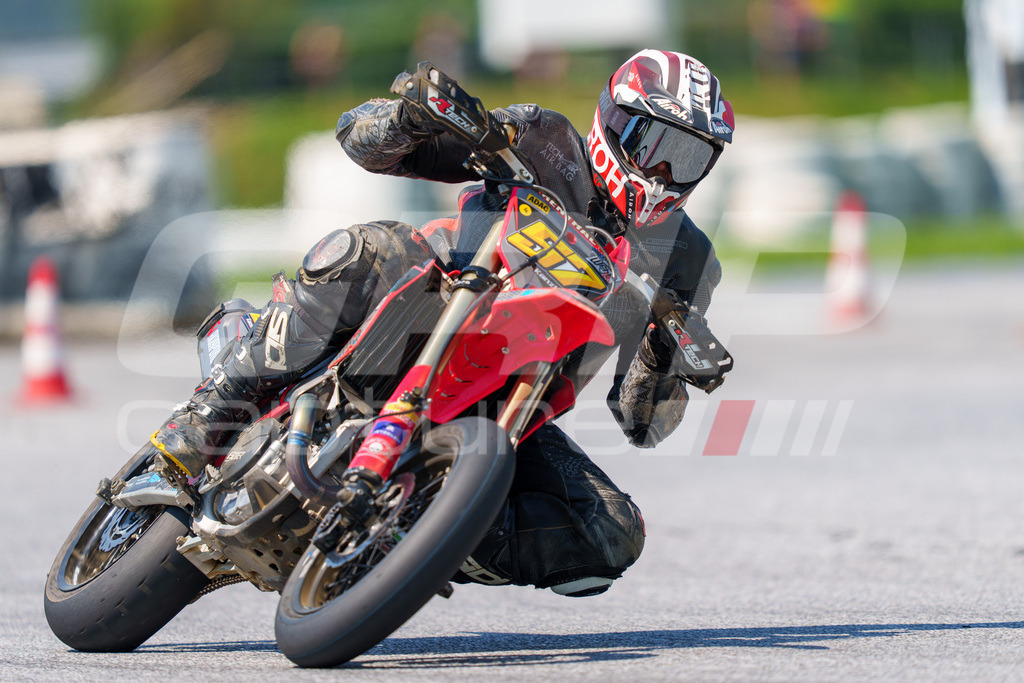 G-Cup + Supermoto Staatsmeisterschaft + Hungarian Supermoto Championship | GRIPcapture steht für authentische Sportfotografie in Österreich – für Momente, die mehr sind als Geschwindigkeit oder Ergebnis. Es geht um Emotion, Spannung, Fokus und den Augenblick, der oft nur einen Wimpernschlag dauert.Ob Motorsport, Teamsport oder 