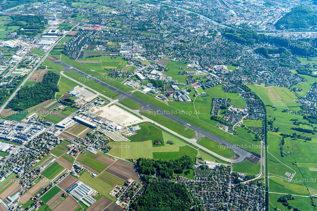 luftbild-airport-salzburg-bruno-kapeller-17 | Luftbild vom Airport Salzburg. Die Piste wurde nach fast 60 Jahren generalsaniert. Die Landebahn wurde für 5 Wochen total gesperrt. - Realisiert mit Pictrs.com