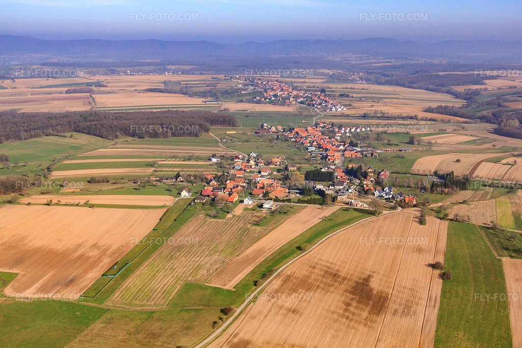 Aerial view: View of the town from the south in Laubach in the state Bas-Rhin, France. – Photo: IMG_62808.jpg taken on 03/09/2014 by Werner Riehm/FLY-FOTO.com – Resolution of the original: 4752 x 3168 px