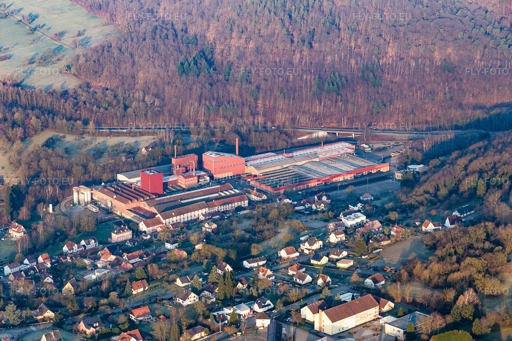 Vue aérienne: Locaux de fonderie de la FONDERIE DE NIEDERBRONN à Niederbronn-les-Bains dans le département Bas Rhin, France – .Photo: IMG_105262.jpg prise le 25/03/2018 par Werner Riehm/FLY-FOTO.eu – Résolution de l'original: 5472 x 3648 px