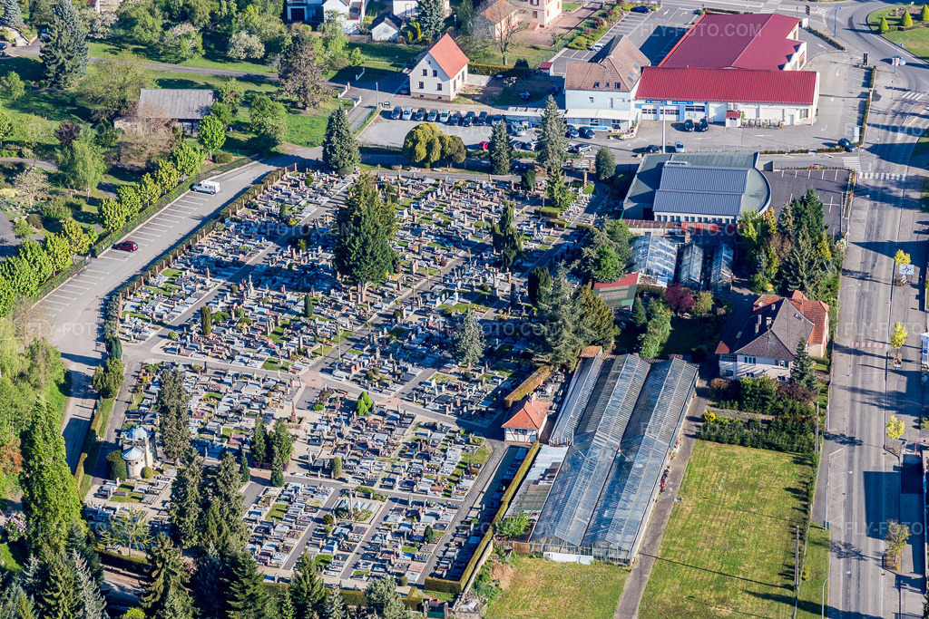 Aerial view: Cemetery in Wissembourg in the state Bas-Rhin, France. – Photo: IMG_099292.jpg taken on 04/30/2017 by Werner Riehm/FLY-FOTO.com – Resolution of the original: 4889 x 3259 px