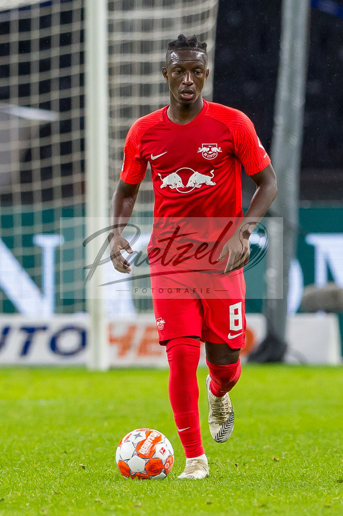 BSCRBL20220220_228 | Fussball, Herren: Amadou Haidara (RB Leipzig) in Aktion, am Ball, Einzelaktion bei dem Spiel der 1. Bundesliga zwischen Hertha BSC und RB Leipzig im Olypiastadion am 20.02.2022 in Berlin, Deutschland.DFB / DFL REGULATIONS PROHIBIT ANY USE OF PHOTOGRAPHS AS IMAGE SEQUENCES AND/OR QUASI-VIDEO. - Realisiert mit Pictrs.com