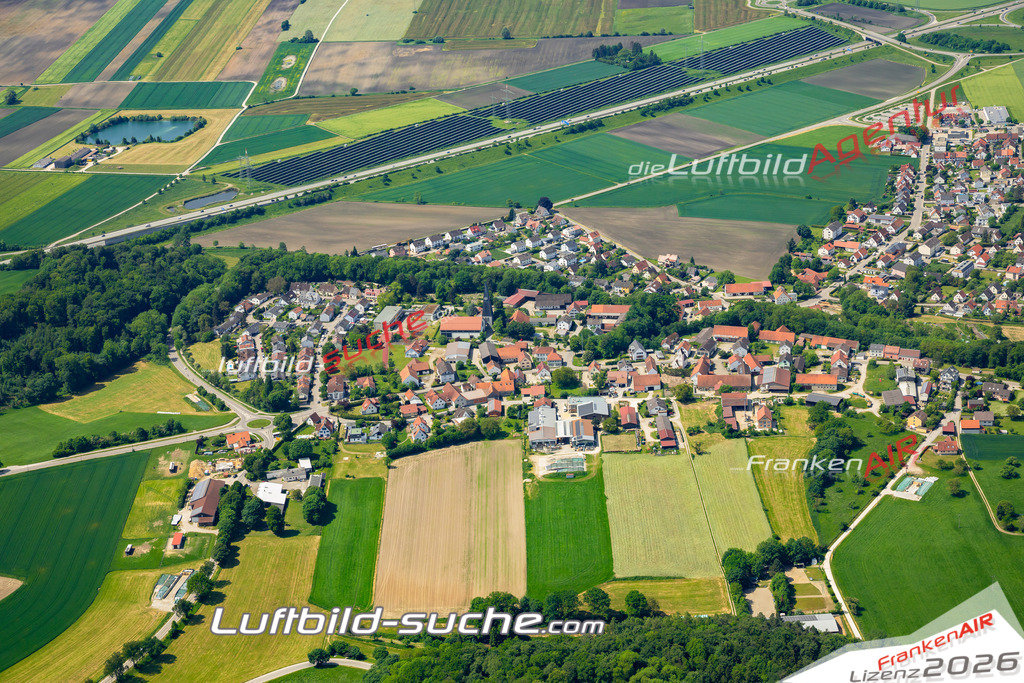 Das Luftbild zeigt Derching Friedberg - Die Luftaufnahme wurde 2023 vom UL-Flugzeug aus erstellt ( keine Drohne ) - Hochauflösende Luftaufnahme - Für grossformatige Ausdrucke geeignet. Die Geschenkidee !Mit Lizenz und Bildrechte bestellbar