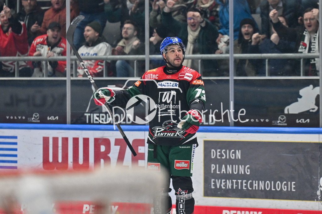 Augsburger Panther - Nürnberg Ice Tigers | Jubel der Panther nach dem Treffer zum 1-0 durch Nicholas BAPTISTE (Augsburger Panther 73) / Freude / happy / Tor / Torschuetze / DEL: Augsburger Panther - Nuernberg Ice Tigers, Curt Frenzel Stadion am 03.01.2025