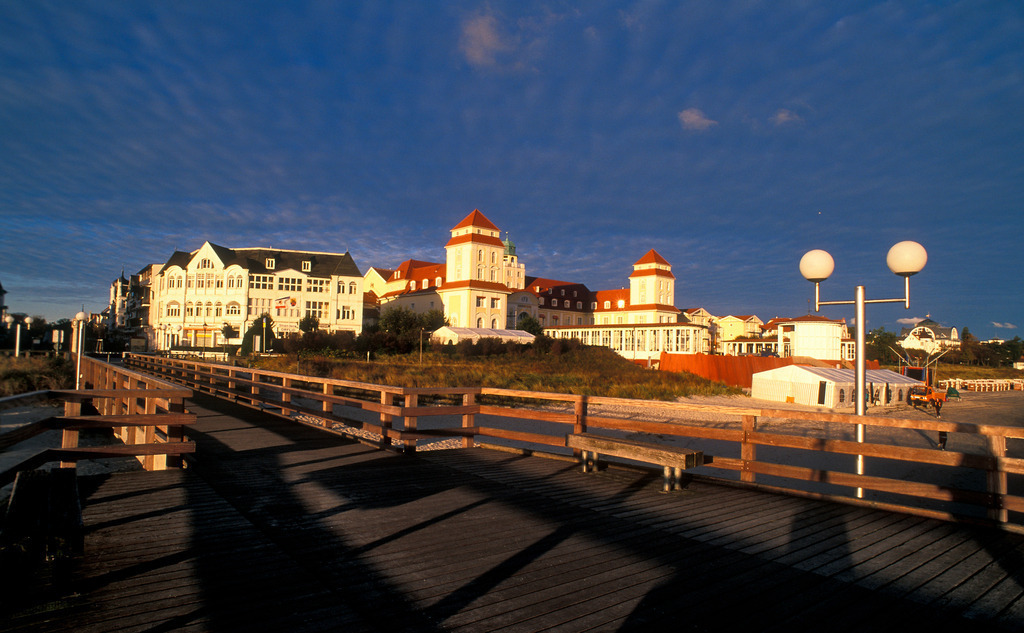 Ostseebad Binz | Binz, Deutschland - October 24, 2007: Ostseebad Binz. - Realisiert mit Pictrs.com