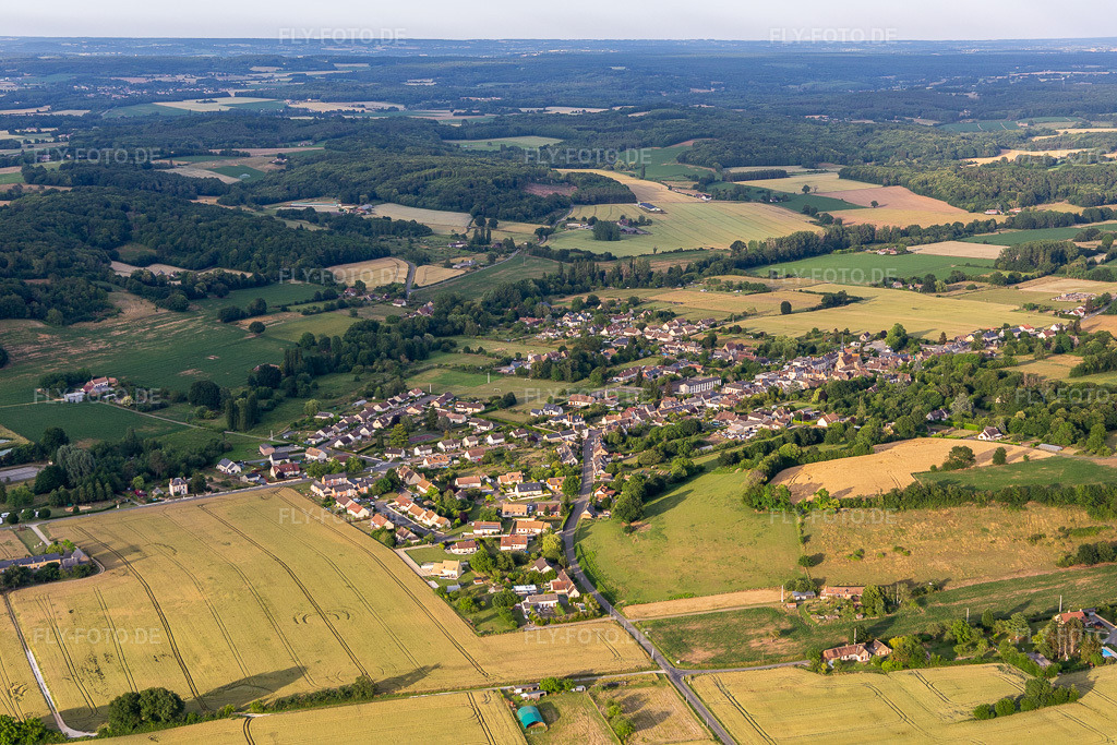 Luftbild: Ortsansicht in Saint-Michel-de-Chavaignes im Bundesland Sarthe in Frankreich. Foto: IMG_132441.jpg vom 14.06.2022 durch Werner Riehm/FLY-FOTO.de