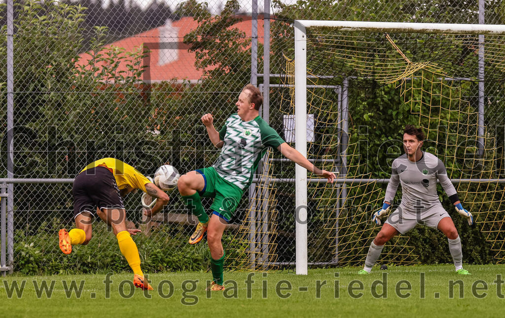 2023-08-06_057_SC_Kirchasch_gegen_SV_Eichenried | Bockhorn, Deutschland, 06.08.2023:
Fußball, Kreisliga 2023 / 2024, 2. Spieltag, SC Kirchasch gegen SV Eichenried, Endergebnis: 3:1

Johannes Westermaier (SC Kirchasch, #3), Daniel Wiskitenski (SV Eichenried, #2), Torwart Taygun Yildiz  (SV Eichenried, #29)

Foto: Christian Riedel / fotografie-riedel.net