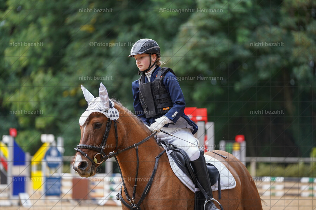 20231008-SN_01079 | Professionelle Turnier- und Reitsportfotografie - mit dem Finger am Auslöser. Pferdebilder aus dem Reitsport von den Turnierfotografen  Bayern , Pferdefotograf Bayern, Pferdeshooting Turnierbilder, Hochzeitsfotograf, Eventfotograf, Hochzeitsbilder