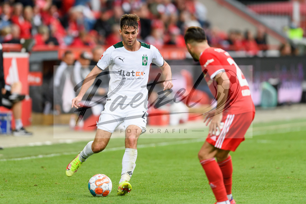 FCUBMG20210829_057 | Fussball, Herren: Joe Scally (Borussia Moenchengladbach) in Aktion, am Ball, Einzelaktion beim Spiel der 1. Bundesliga zwischen 1. FC Union Berlin und Borussia Moenchengladbach im Stadion An der Alten Foersterei am 29.08.2021 in Berlin, Deutschland. - Realisiert mit Pictrs.com