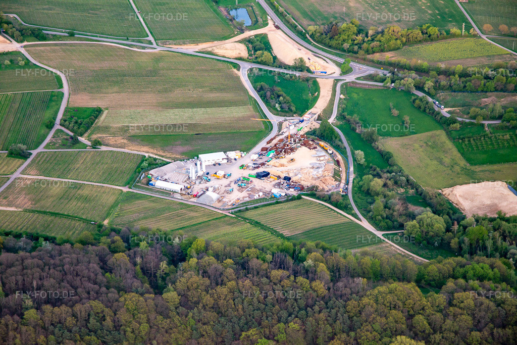 Luftbild: Baustelle des Tunnelportals Ost für den Astrid-Tunnel zur Unterquerung und Ortsumgehung von Bad Bergzabern zwischen B38 (Weinstraße) und B427 (Kurtalstraße) in Dörrenbach im Bundesland Rheinland-Pfalz in Deutschland.Foto: IMG_140252.jpg vom 11.04.2024 durch Werner Riehm/FLY-FOTO.deBemo: - BEMO Tunnelling GmbHLandesbetrieb Mobilität Rheinland-PfalzStadt Bad BergzabernHerrenknecht AG - Pioneering Underground Together