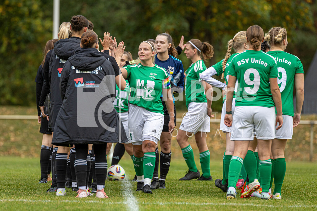 Union Bevensen Frauen - Maiwald_ Nele (klatscht Gegner vor dem Spiel ab) vs SG Dannenberg 111025 dlP | immodelaporte-sportfotos - Realisiert mit Pictrs.com