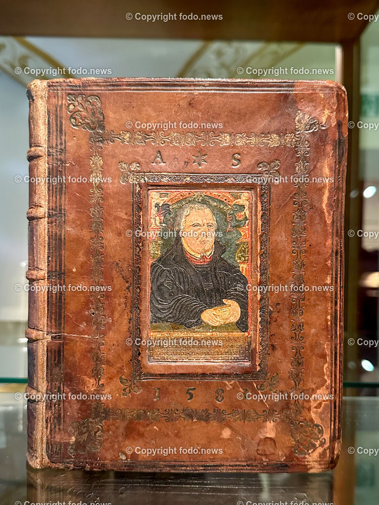 Evangelisches Museum Rutzenmoos_ 17.03.2023-14 | 17.3.2023, Rutzenmoos, AUT, Evangelisches Museum Rutzenmoos, im Bild Landhausbibel (Einband aus 1581)