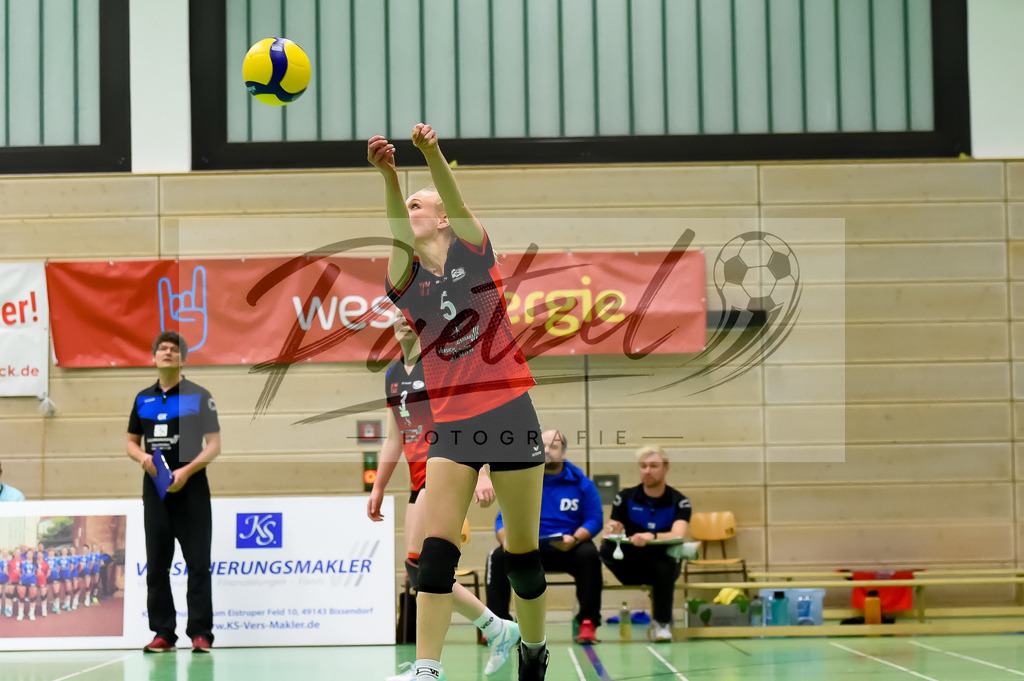 VCOBWA20211106_028 | Volleyball, Frauen:   bei dem Spiel der 3. Liga West zwischen VC Osnabrueck und SV BW Aasee in der Schlosswallhalle am 06.11.2021 in Osnabrueck, Deutschland. - Realisiert mit Pictrs.com