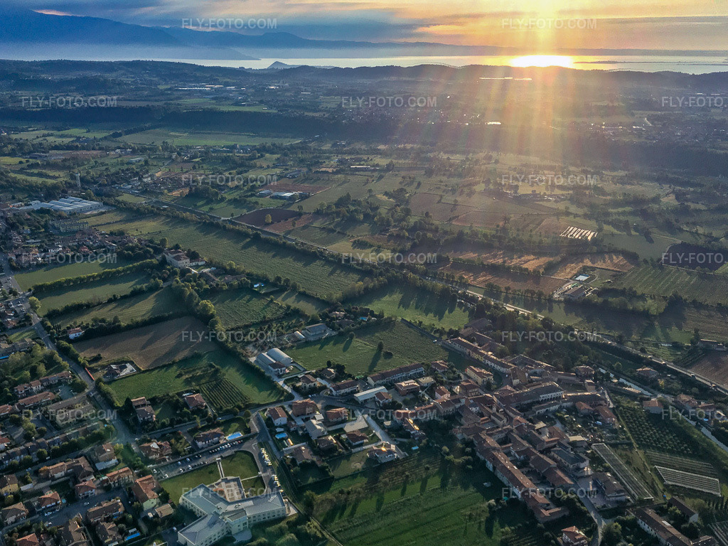 Aerial view: View towards Lake Garda in Prevalle in the state Brescia, Italy.Photo: IMG-135049.jpg taken on 09/23/2022 by Werner Riehm/FLY-FOTO.comResolution of the original: 3750 x 2812 px