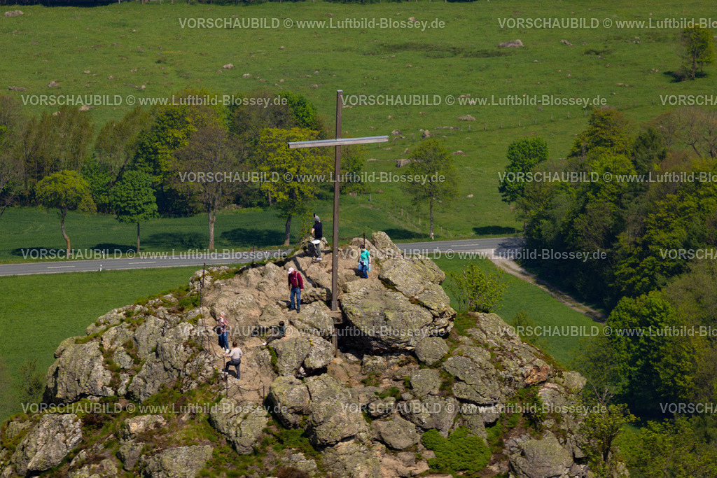 Olsberg240503835 | Luftbild, Bruchhauser Steine, Sehenswürdigkeit in waldiger Hügellandschaft, Wanderer auf dem Feldstein mit Gipfelkreuz, Bruchhausen, Olsberg, Sauerland, Nordrhein-Westfalen, Deutschland