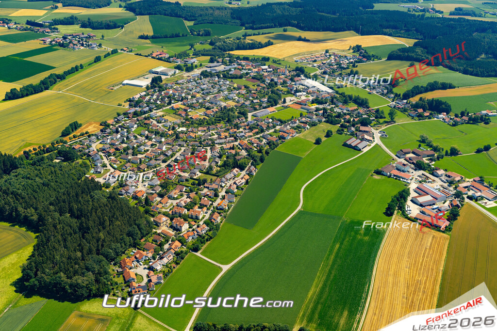 Aktuelles Luftbild von  Bodenkirchen - Die Luftaufnahme wurde 2022 mittels UL-Flugzeug erstellt ( keine Drohne ) - hochauflösende Kamera-Systeme von  Canon -Beste Qualität - Für grossformatige Ausdrucke geeignet. Die Geschenkidee !