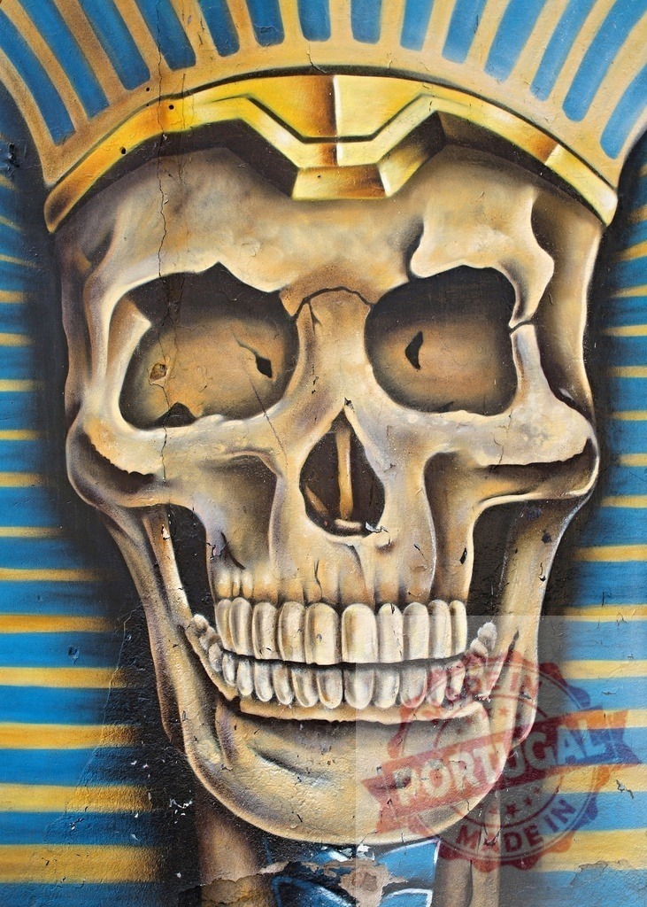 Skull graffiti wearing ancient Egyptian pharaoh headdress | Skull with golden and blue pharaoh headdress painted as urban graffiti art on a wall - Realisiert mit Pictrs.com
