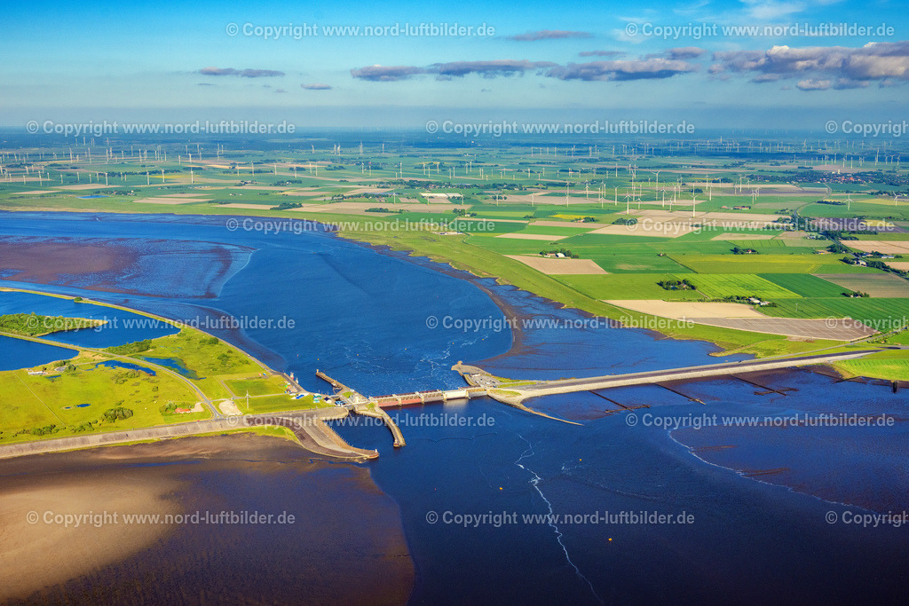 Eider Sperrwerk_ELS_1261300523 | WESSELBURENERKOOG 30.05.2023 Sperrwerk- Schleusenanlagen der Eider zur Nordsee in Wesselburenerkoog im Bundesland Schleswig-Holstein, Deutschland. Weiterführende Informationen bei: Wasserstraßen- und Schifffahrtsamt Elbe-Nordsee. // Lockage of the the Eider to the North Sea in Wesselburenerkoog in the state Schleswig-Holstein, Germany. Further information at: Wasserstrassen- und Schifffahrtsamt Elbe-Nordsee. Foto: Martin Elsen