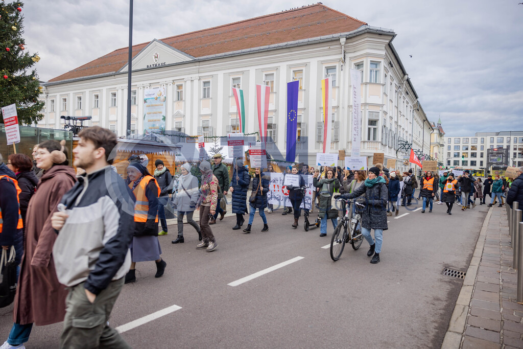 RR5M6344 | 29.NOV.24-Protestmarsch gegen Gewalt-Copyright: Katholische Kirche Kärnten/Denk Dich Neu/Trainproduction/Matthias Trinkl