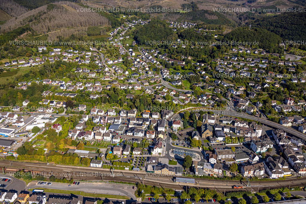 Plettenberg230908306 | Luftbild, Bahnhof Plettenberg und Ortsansicht mit Ortszentrum, evang. Johanneskirche, Waldgebiet mit Waldschäden, Eiringhausen, Plettenberg, Sauerland, Nordrhein-Westfalen, Deutschland