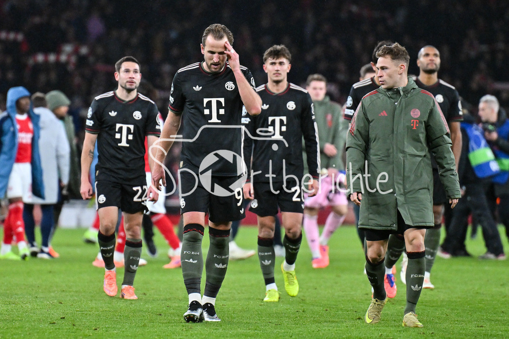 Arsenal FC - FC Bayern München | LONDON, ENGLAND - 26. NOVEMBER: die Spieler der Bayern bedanken sich mit hängendem Kopf bei den mitgereisen Fans nach dem Ligaspiel zwischen Arsenal London und dem FC Bayern München am 5. Spieltag der UEFA Champions League im Emirates Stadium am 26.11.2025 / Harry KANE (FC Bayern Munich 9) Joshua KIMMICH (FC Bayern Munich 6)