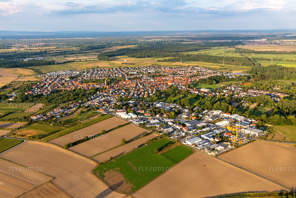 Luftbild: Ortsansicht von Südwesten im Ortsteil Liedolsheim in Dettenheim im Bundesland Baden-Württemberg in Deutschland. Foto: IMG_122294.jpg vom 15.08.2020 durch Werner Riehm/FLY-FOTO.de