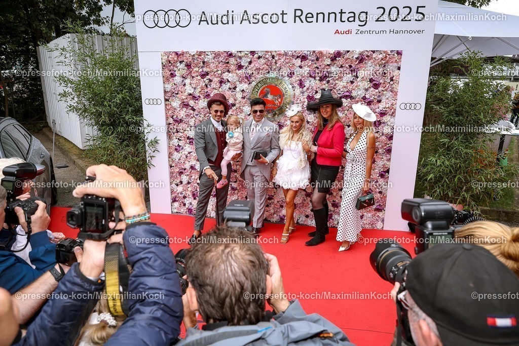 HanPromi24082500015 | 2025.08.24, Promis beim Audi-Ascot-Renntag auf der Galopprennbahn Neue Bult in Hannover. Die Gäste genießen die elegante Atmosphäre beim Pferderennen. Besucher auf dem Toten teppich vor den Fotografen