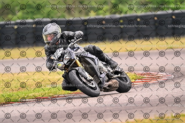 25bt02-0235 | markuskiefer.com - Realisiert mit Pictrs.com