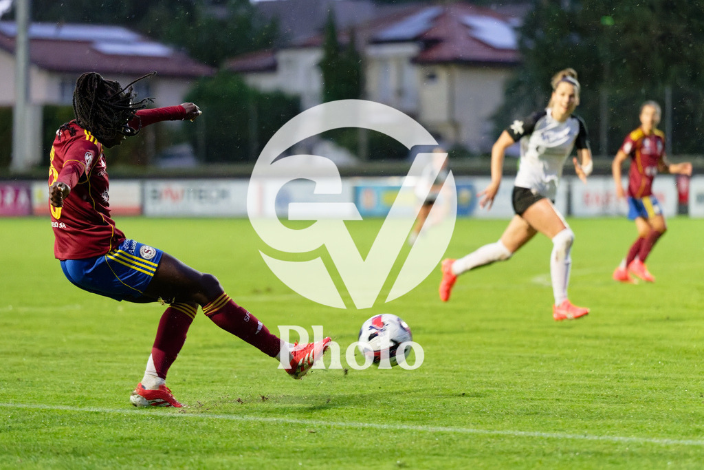 DZ8_7121_c | Switzerland: AXA Womens Super League 2025/26, Servette FC Chenois Feminin vs FC Aarau Frauen - Stade des Trois-Chene, Chene-Bourge: Benedicte Simon (78 Servette FC Chenois Feminin) shoots the ball (action) 