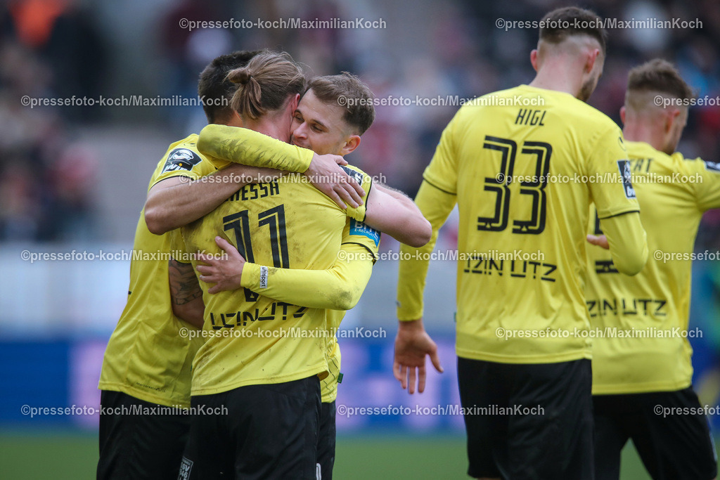 RWE3Liga17022401055 | 17.02.2024, Essen, Fußball, bwin 3. Liga Herren, Stadion an der Hafenstraße, 24. Spieltag Saison 2023 2024, Rot-Weiss Essen – SSV Ulm 1846:  Torjubel nach dem 1:0 durch Dennis Chessa (SSV Ulm 1846). . 
DFB regulations prohibit any use of photographs as image sequences and or quasi-video.