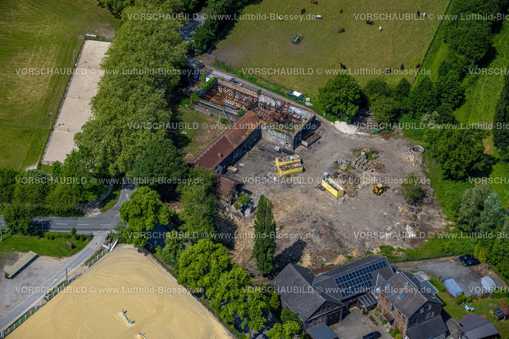 Dortmund240506995Somborn | Luftbild vom Hof Schulte Somborn, Brandruine eines Bauernhofs in Dortmund Somborn, Ziegelhäuser, verkohlte Dachsparren, eingestürte Dächer, Wiederaufbau eines Guthofs, Somborn, Dortmund, Ruhrgebiet, Nordrhein-Westfalen, Deutschland