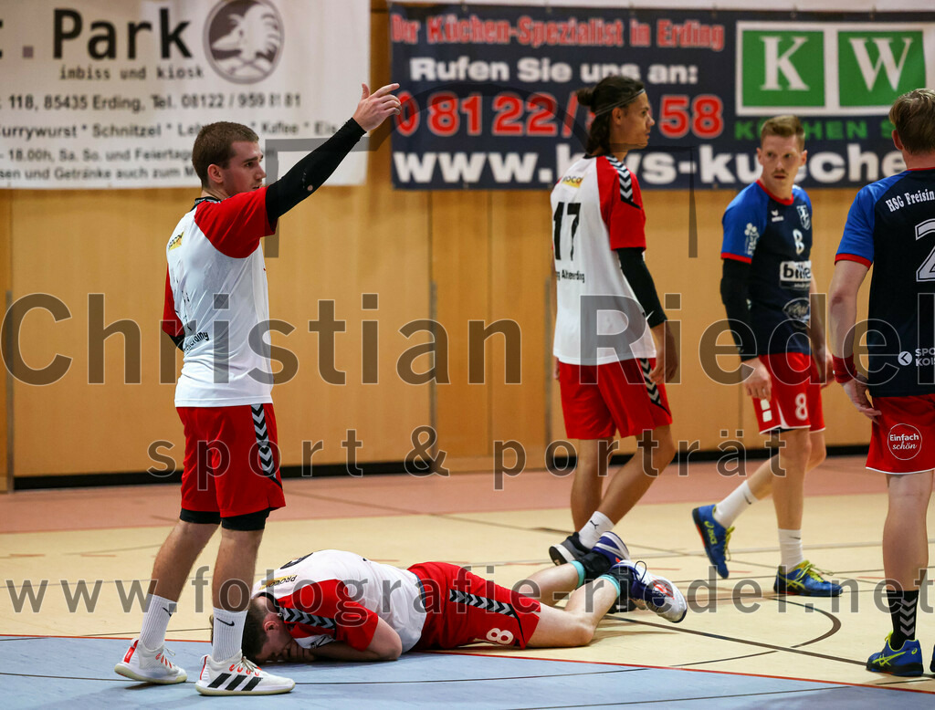 2022-09-24_098_SpVgg_Altenerding_gegen_HSG_Freising-Neufahrn | Erding, Deutschland, 24.09.2022:
Handball, Bezirksoberliga Männer 2022 / 2023, 2. Spieltag, SpVgg Altenerding gegen HSG Freising-Neufahrn, Endergebnis: 18:26

Joseph Wyhnalek (SpVgg Altenerding, #11), Quirin Huber (SpVgg Altenerding, #8), Luis Leitner (SpVgg Altenerding, #17), Konstantin Vopel (HSG Freising-Neufahrn, #8)

Foto: Christian Riedel / fotografie-riedel.net