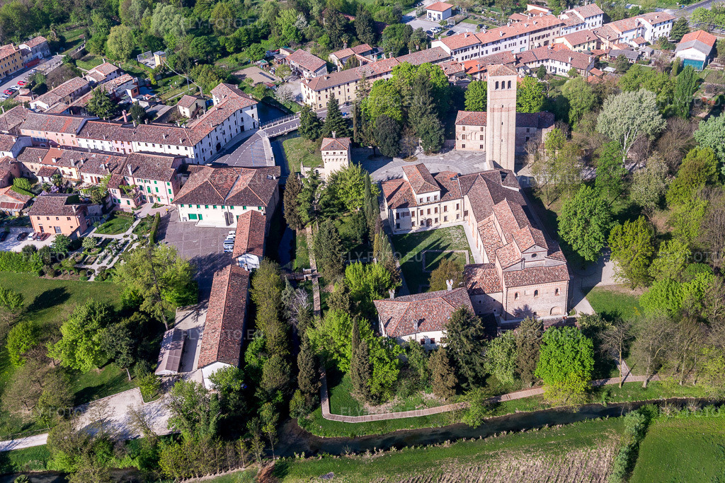 Vue aérienne: Église de l'abbaye de Santa Maria in Silvis à Sesto Al Reghena à Sesto al Reghena dans le département Pordenone, Italie – .Photo: IMG_098865.jpg prise le 08/04/2017 par Werner Riehm/FLY-FOTO.eu – Résolution de l'original: 4843 x 3229 px