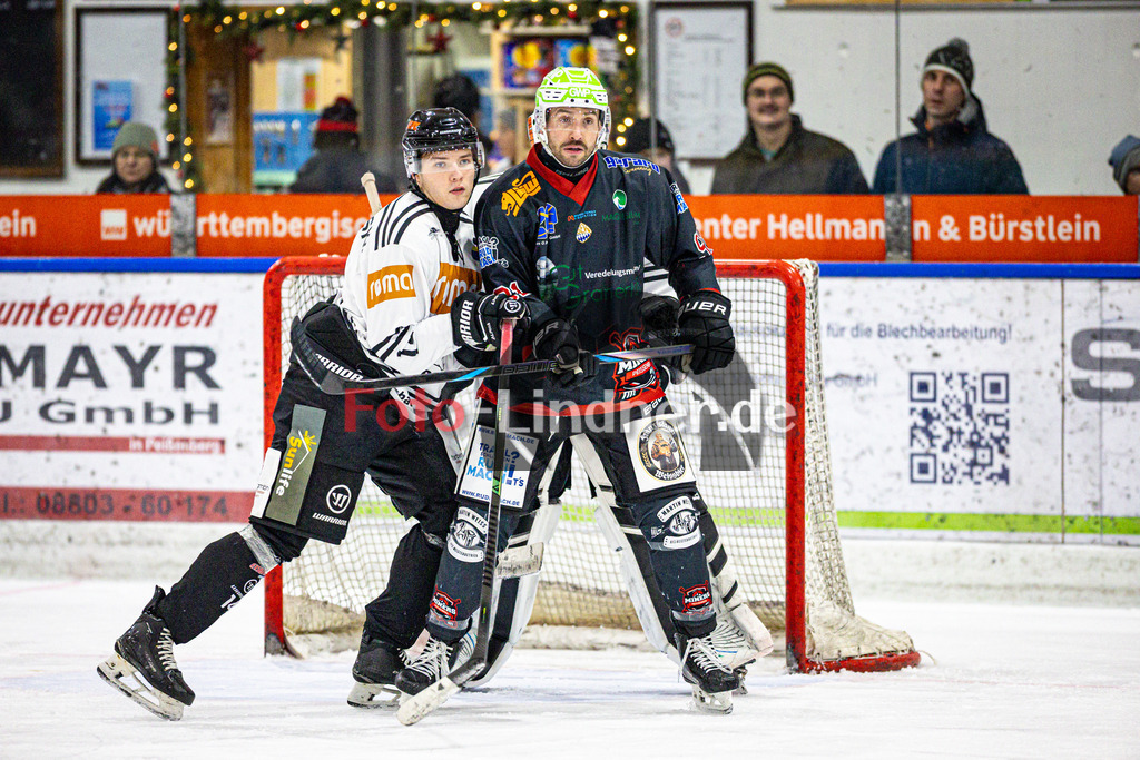 Peißenberg MINERS gegen ESV Burgau 2000 | Eishockey Bayernliga 2025/26 Vorrunde 21. Spieltag, Peißenberg MINERS gegen ESV Burgau 2000, 20251226,Zweikampf,2025-12-26 in Peißenberg (flatbuy Arena Peißenberg), Moritz VEHKAKOSKI (ESV Burgau 14), Dominik EBENTHEUER (MINERS 91)Copyright: WolfgangxLindner www.foto-lindner.de