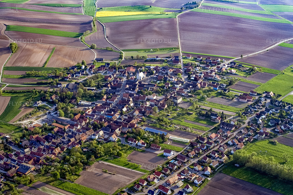 Vue aérienne: Vue de la ville depuis le nord-est à Niederlauterbach dans le département Bas Rhin, France – .Photo: IMG_10606.jpg prise le 04/05/2008 par Werner Riehm/FLY-FOTO.eu – Résolution de l'original: 3456 x 2304 px