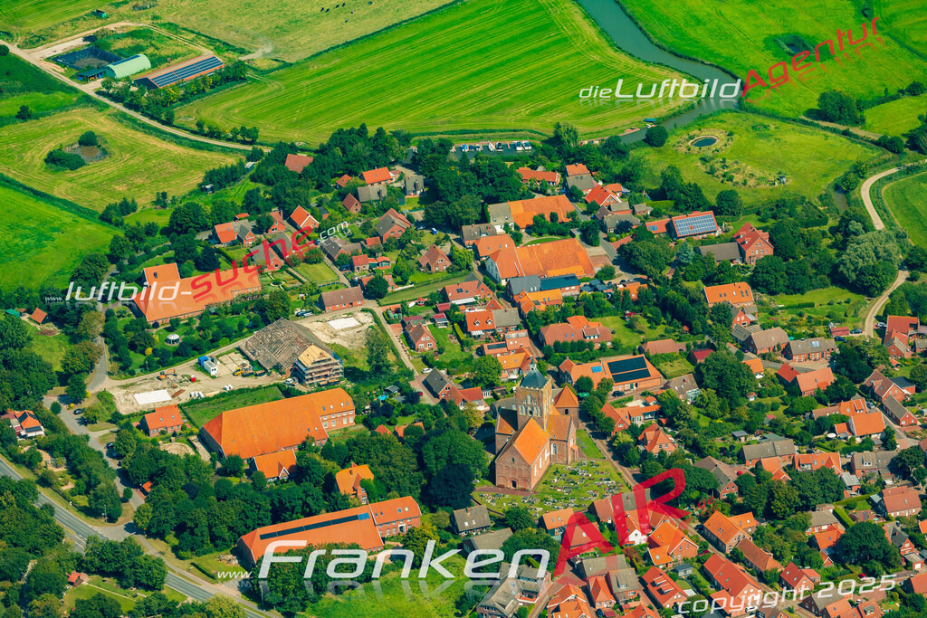 Pilsum Krummhörn Bild- Das Luftbild wurde 2025 vom UL-Flugzeug heraus erstellt ( keine Drohne bzw. Drohnenaufnahme ) - Hochauflösende Luftaufnahme -Nicht vergleichbar mit Google Maps oder Satelittenbilder- Die Geschenkidee !Mit Lizenz und Bildrechte bestellbar - CC