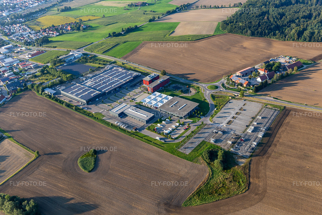 Luftbild: Fahrzeugbau- Werksgelände der Carthago Reisemobilbau GmbH im Ortsteil Unterrauhen in Aulendorf im Bundesland Baden-Württemberg in Deutschland. Foto: IMG_128957.jpg vom 03.09.2021 durch Werner Riehm/FLY-FOTO.de
